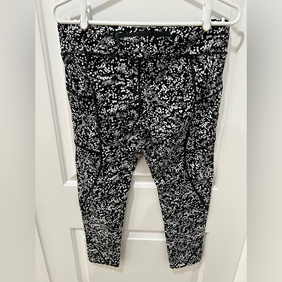 Lululemon capri pants with scalloped edging - Picture 4 of 4